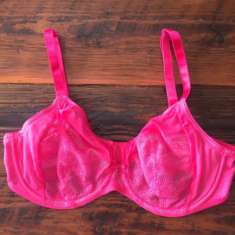 Chantelle pink bra
